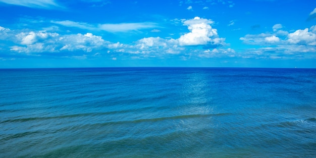 Lindo céu e mar azul