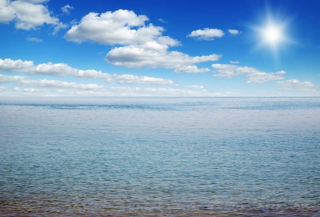 Foto lindo céu e mar azul