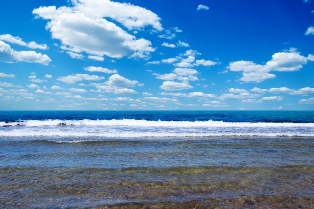 Lindo céu e mar azul