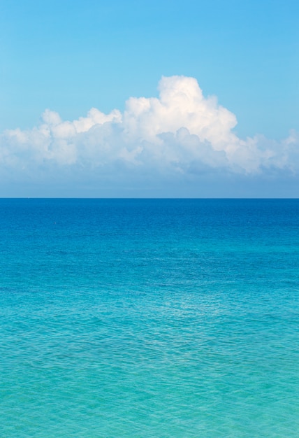 Lindo céu e mar azul