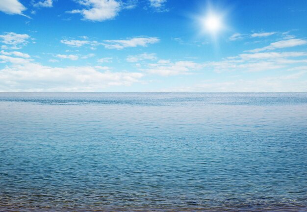 Lindo céu e mar azul