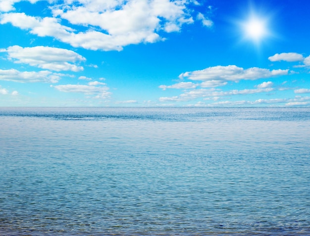 Lindo céu e mar azul