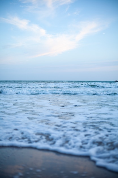 Foto lindo céu e mar azul