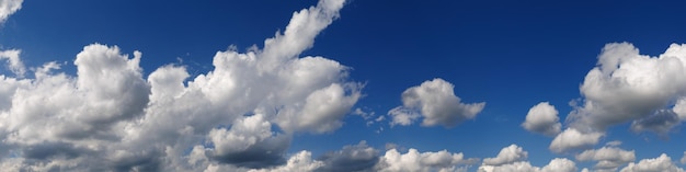 Lindo céu e nuvens brancas