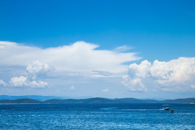 Lindo céu e praia tropical de mar azul