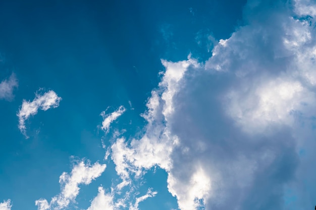 Lindo céu ensolarado. Nuvens com raios de sol