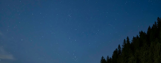 lindo céu estrelado à noite