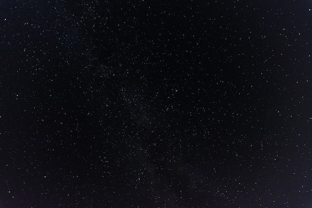 Lindo céu estrelado no céu noturno escuro e preto