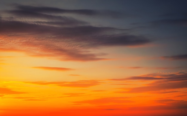 Lindo céu laranja ardente como pano de fundo