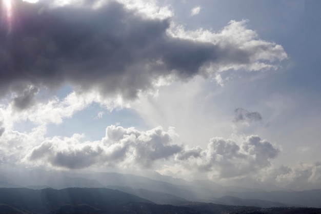 Lindo céu matinal e nuvens com silhuetas de montanhas em Almaty, Cazaquistão