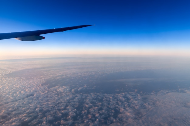 Lindo céu na noite de avião de janela