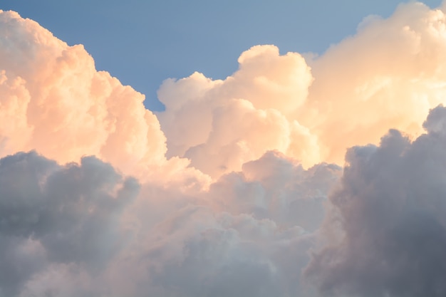 Lindo céu na nuvem da noite