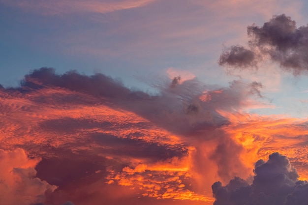 Lindo céu no fundo por do sol