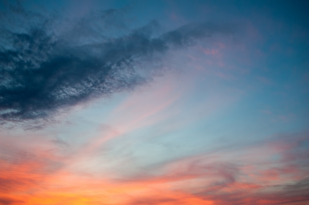 Lindo céu no pôr do sol