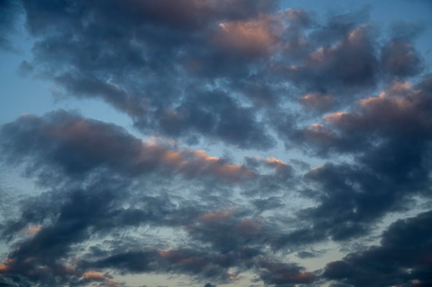 Lindo céu noturno ao pôr do sol