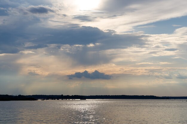 Lindo céu noturno com nuvens sobre o lago ao pôr do sol