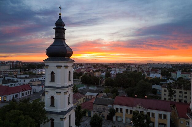 Lindo céu noturno sobre a cidade Pinsk Bielorrússia