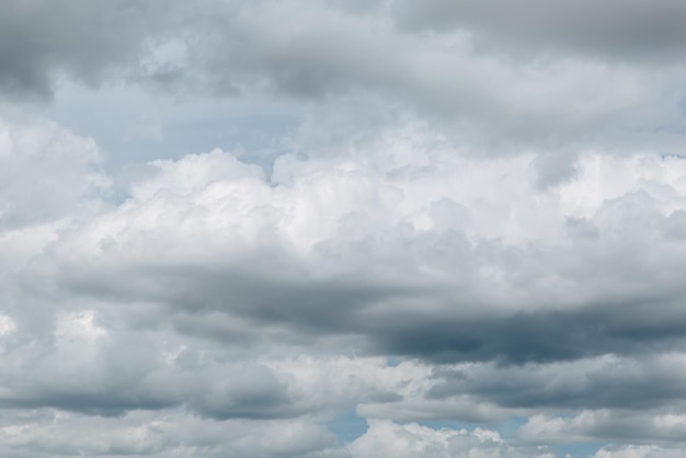 Lindo céu nublado As nuvens estão engrossando O céu antes da chuva