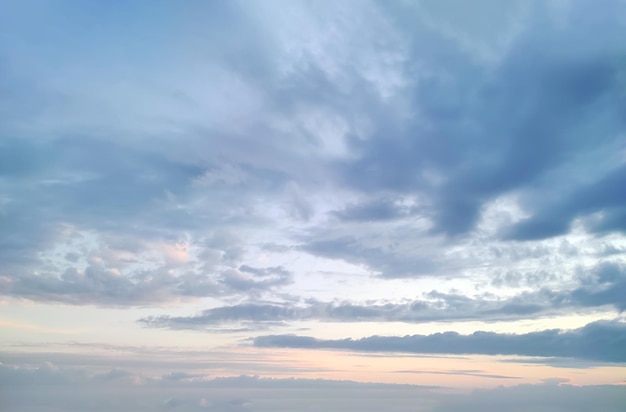 Lindo céu nublado azul e laranja ao pôr do sol