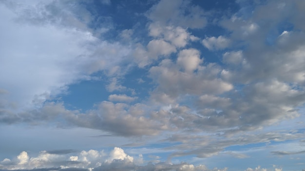 Lindo céu nublado azul