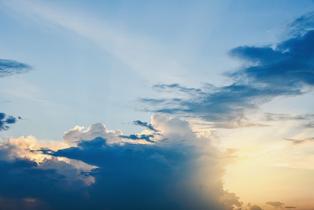 Lindo céu nublado com pôr do sol