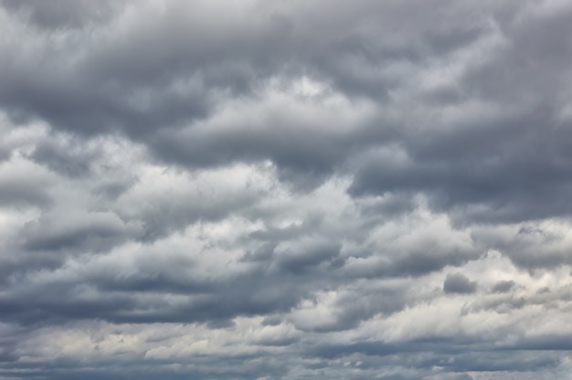 Lindo céu nublado e dramático na chuva