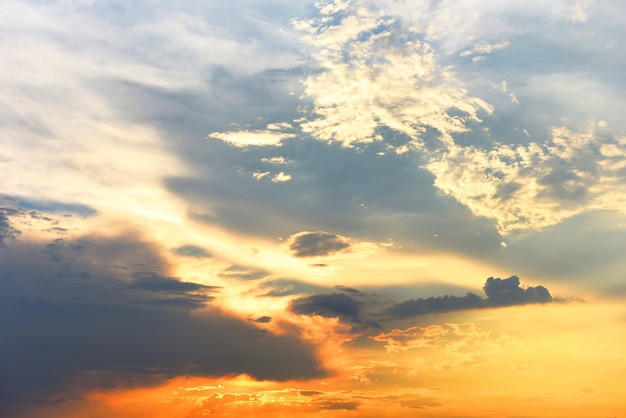 Lindo céu pôr do sol sobre nuvens com luz dramática - céu com nuvens antes do pôr do sol