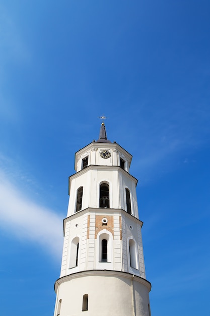 Foto lindo céu sobre a cidade de vilnius