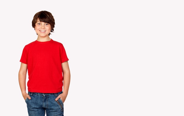 Foto lindo chico moreno en camiseta roja