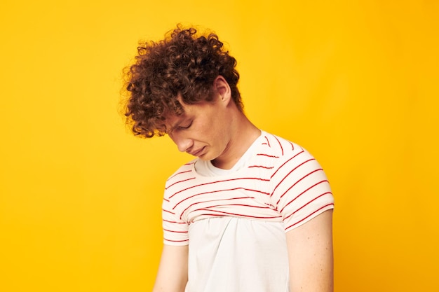 Lindo chico pelirrojo camiseta a rayas posando ropa de verano fondo aislado inalterado