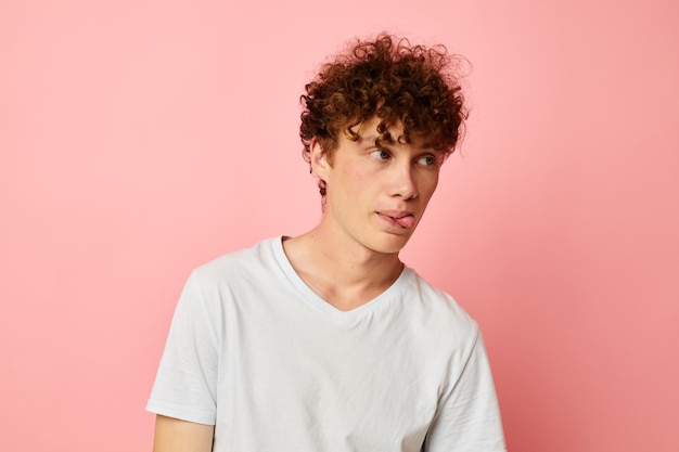 Lindo chico pelirrojo posando estilo juvenil camiseta blanca fondo aislado inalterado