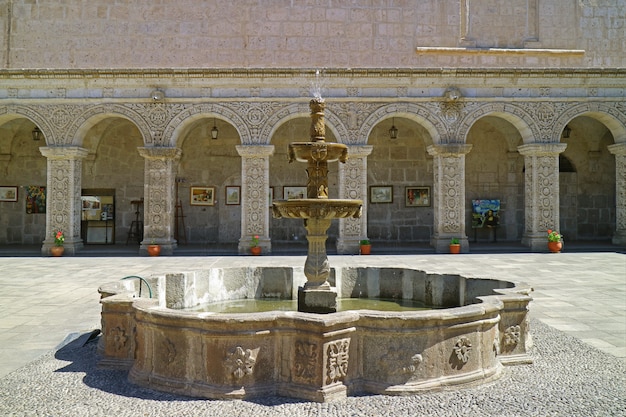 Lindo claustro da igreja de la compania de jesus em arequipa, peru