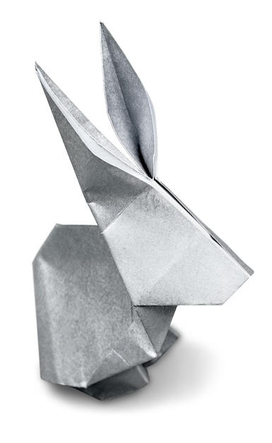 Lindo conejo de origami aislado en blanco