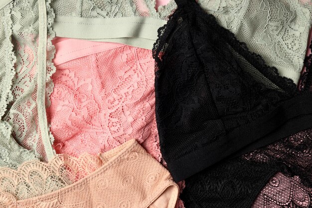 Lindo conjunto de roupas íntimas femininas em fundo rosa