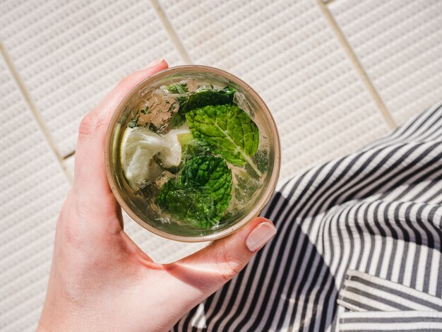 Lindo copo com refrescante mojito e cubos de gelo