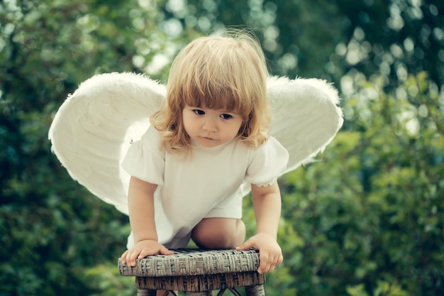 Foto lindo cupido pequeño aterrizó en la silla