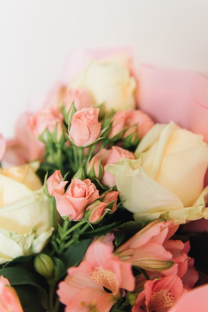 Lindo delicado buquê de flores rosa de rosas brancas e eustoma em uma linda embalagem