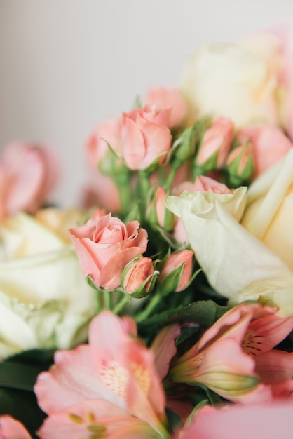 Lindo delicado buquê de flores rosa e branco