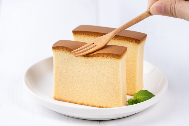 Lindo delicioso pão de ló em fatias japonês castella