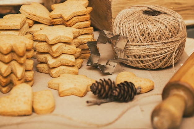 Lindo delicioso pão de mel de natal no fundo de madeira