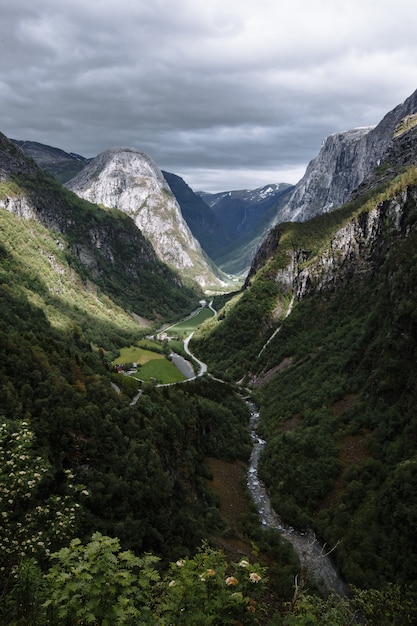 Lindo desfiladeiro nas montanhas