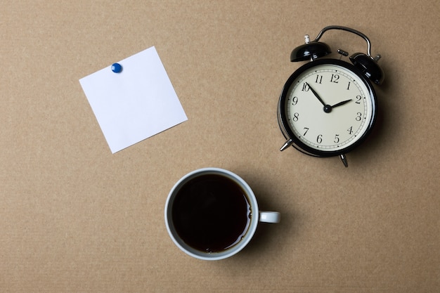 Lindo despertador, café e lista de tarefas em branco