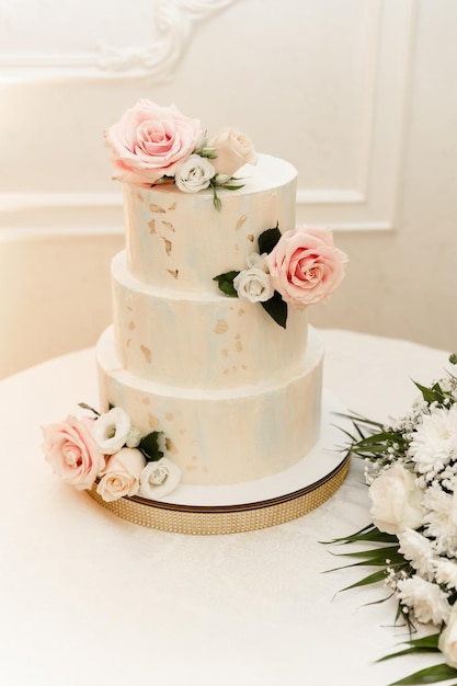 Lindo detalhe do bolo de casamento. bolo de casamento no banquete