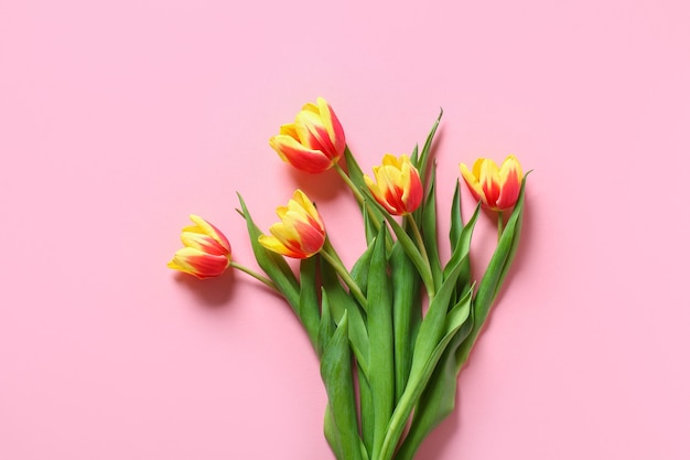 Lindo e colorido buquê de tulipas
