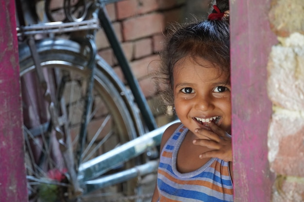 Un lindo e inocente bebé con carita sonriente.