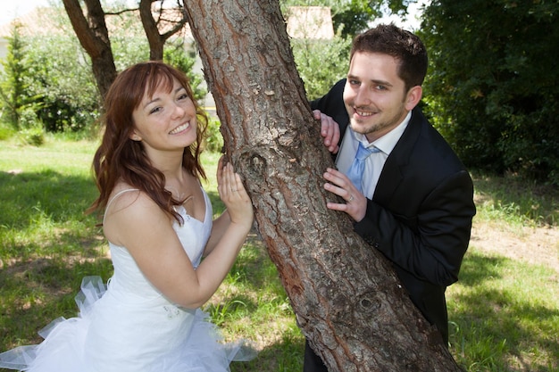 Lindo e jovem casal de noivos apaixonados