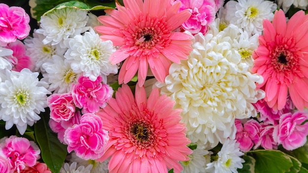 Lindo espaço de flores para a cena do casamento