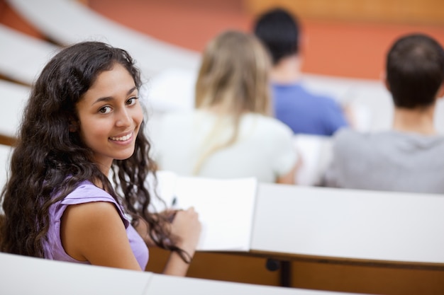 Foto lindo estudiante distraído