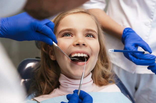 lindo, feliz, hermoso, niño, niña, sentado, en, médico, dentista, centro