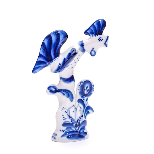 Lindo galo de porcelana azul e branco estilo gzhel em um fundo branco isolado